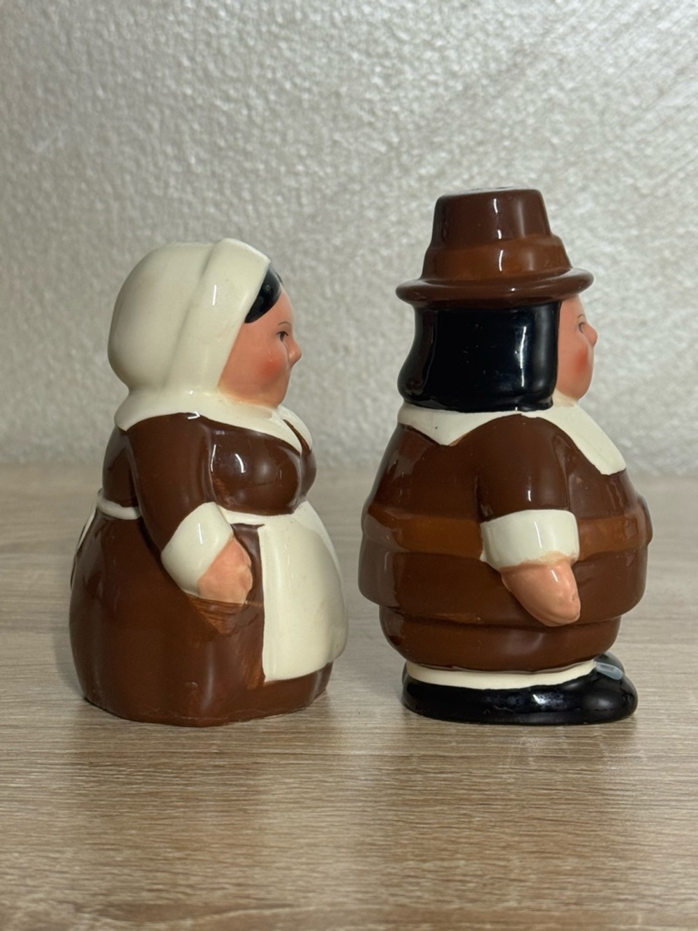 Vintage The Pilgrim Pair Salt and Pepper Shakers - Picture 4 of 9